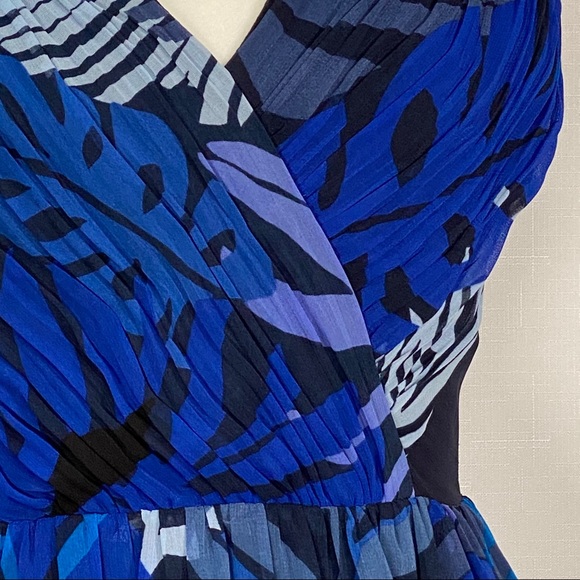 Armani Exchange Floral V-Neck Pleated Mini Dress - Picture 4 of 14